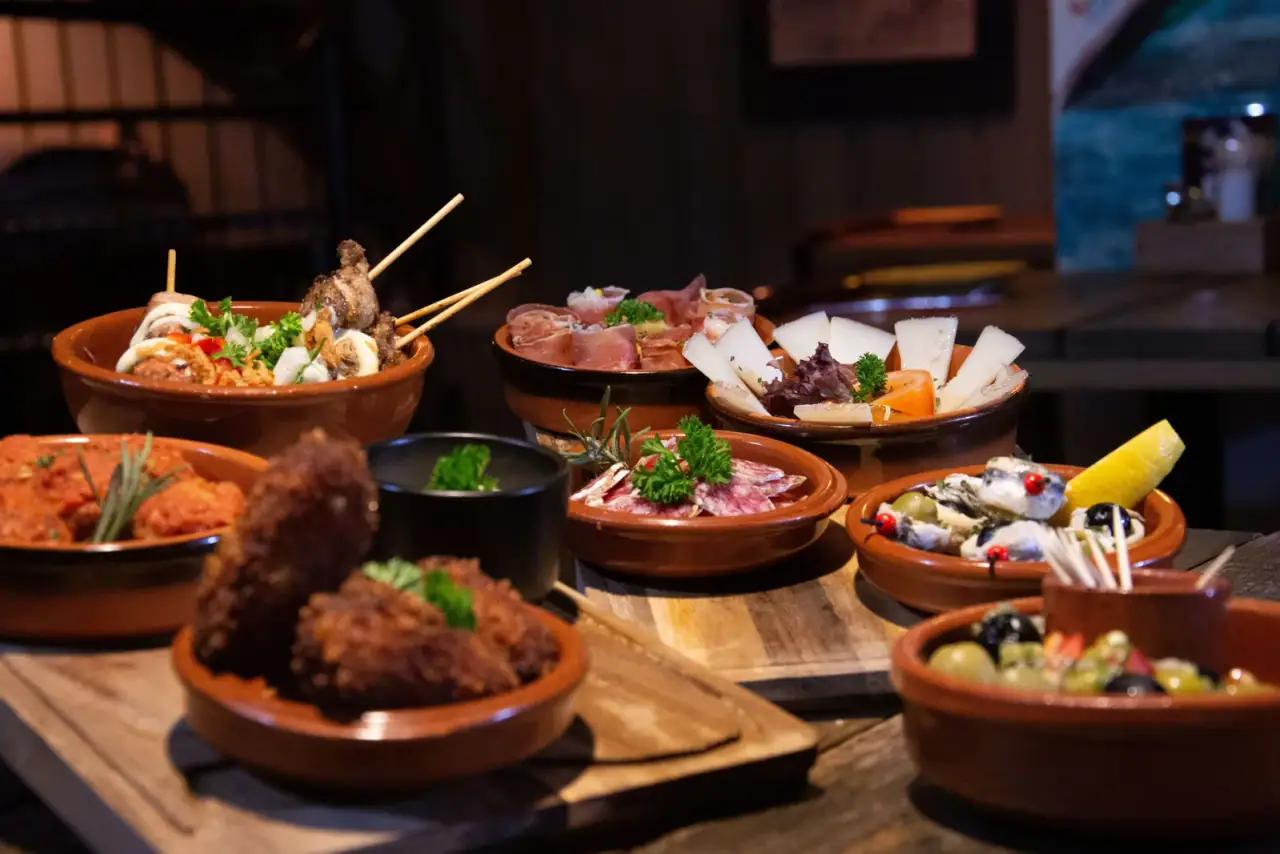 Tapas egy bár asztalán