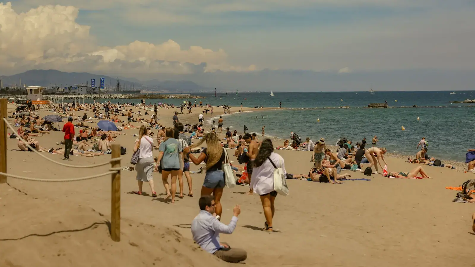 Zsúfolt barcelonai strand nyári napon