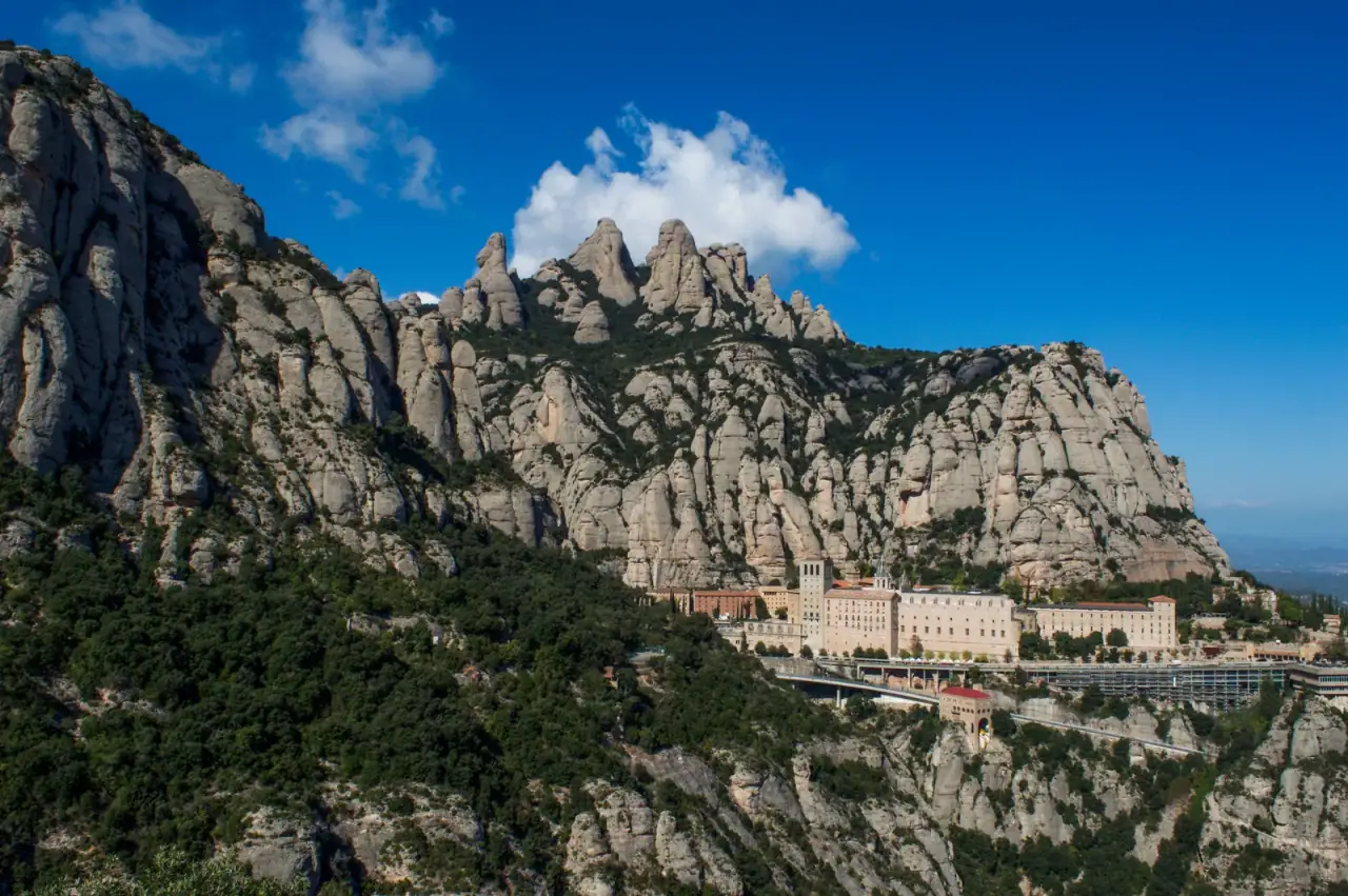 A montserrati kolostor a hegyen
