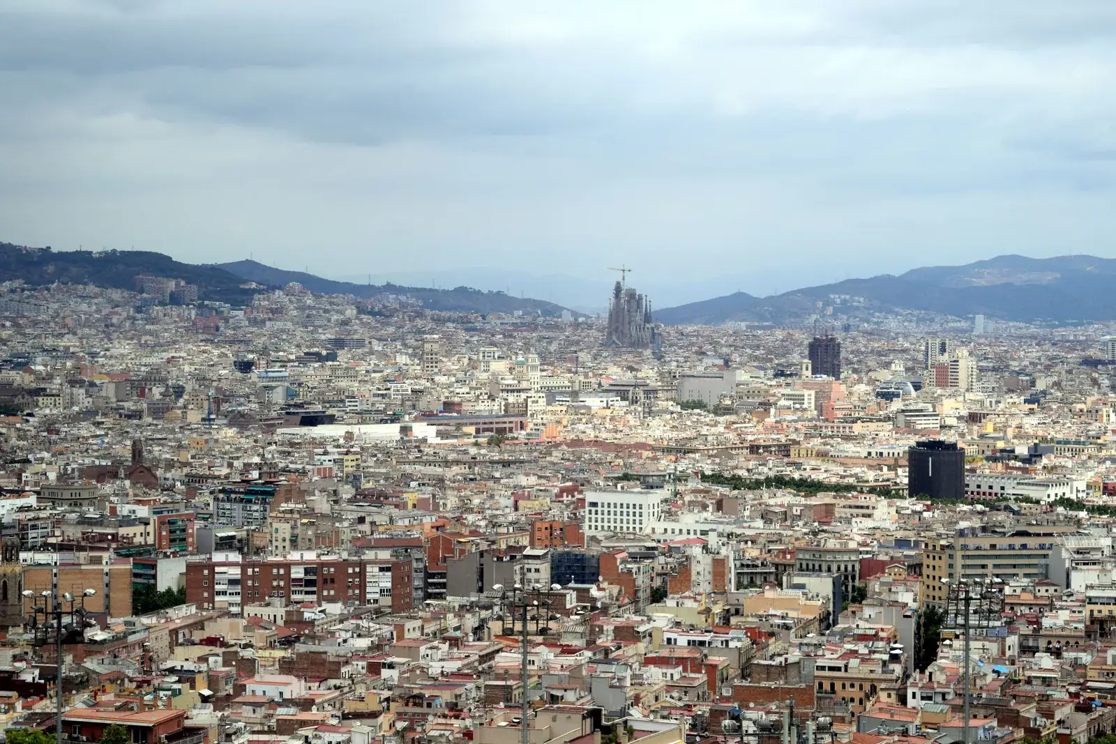 Barcelona madártávlatból, középen a Sagrada Famíliával
