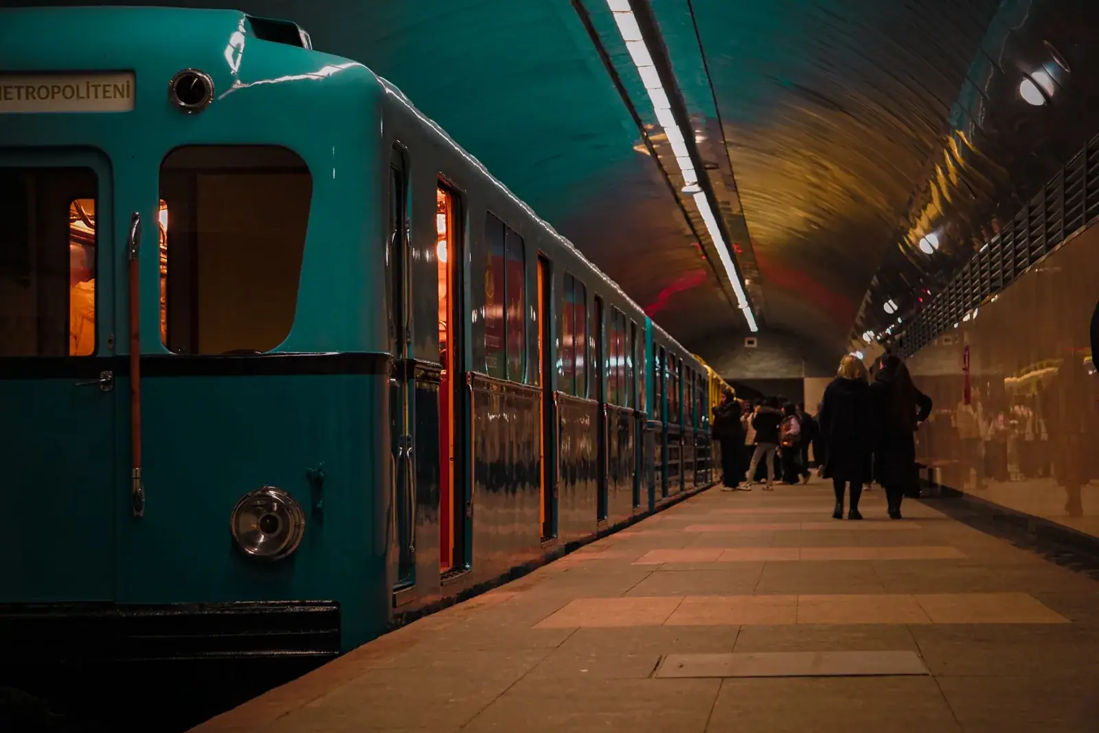 Metrószerelvény az állomás peronján