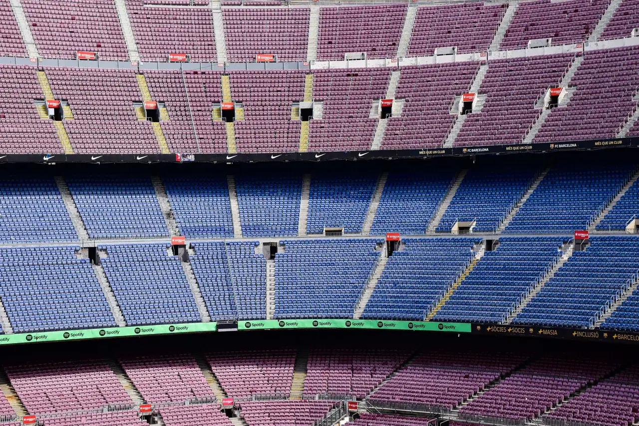 A stadion üres lelátója, kék és bordó széksorokkal