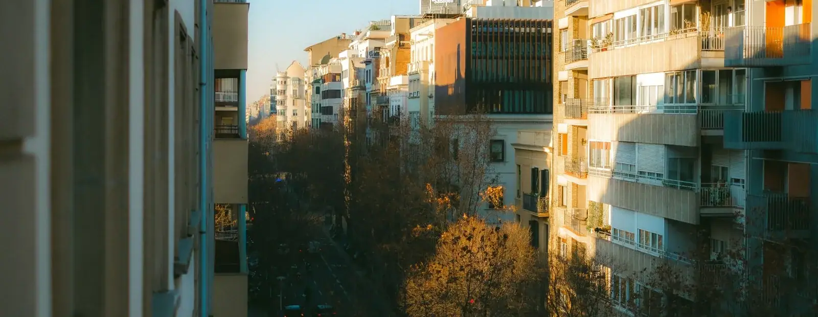 Fasoros barcelonai sugárút a városi házak között