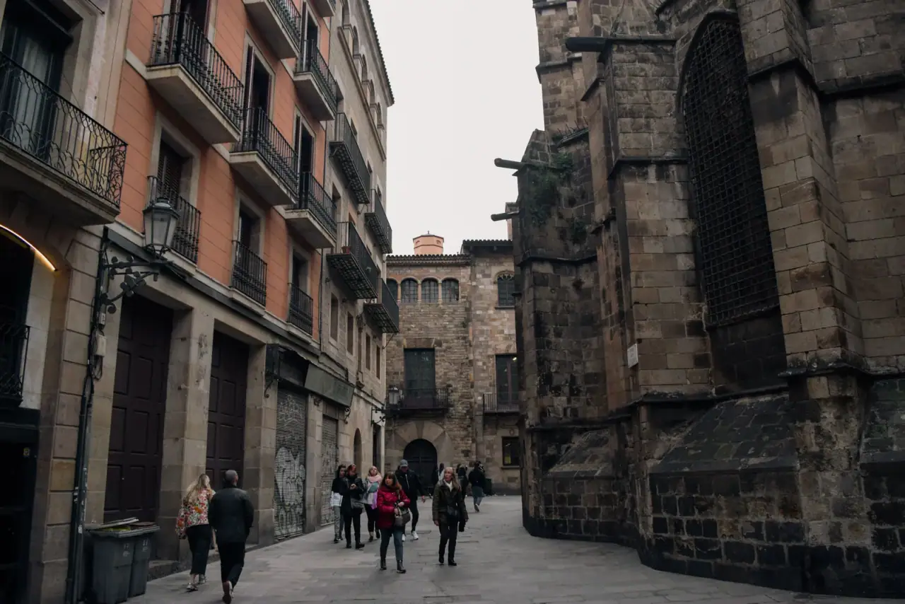 Szűk utca Barcelona gótikus negyedében