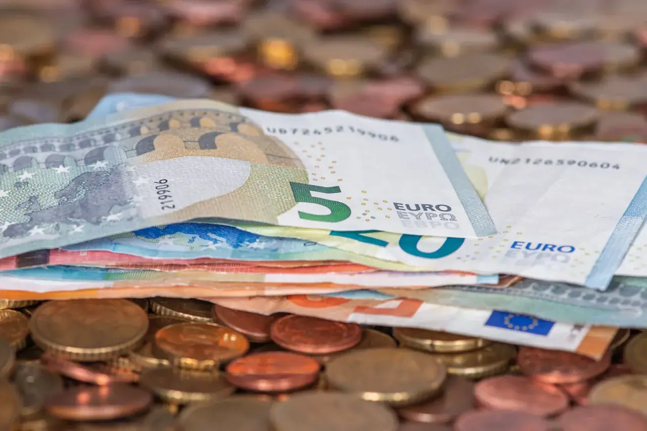 Eurobankjegyek és szétszórt érmék