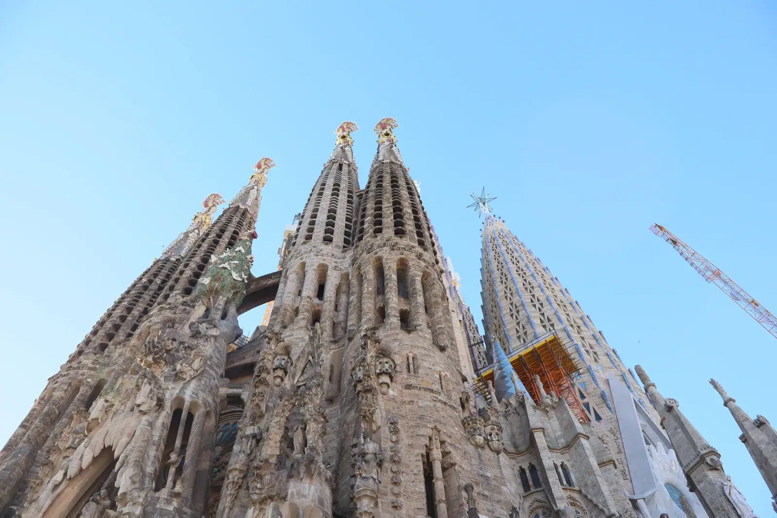A Sagrada Família homlokzata tiszta ég alatt