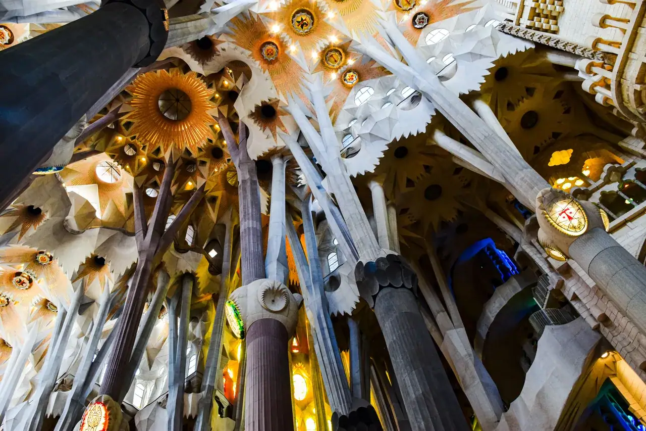 A Sagrada Família oszlopai és mennyezete